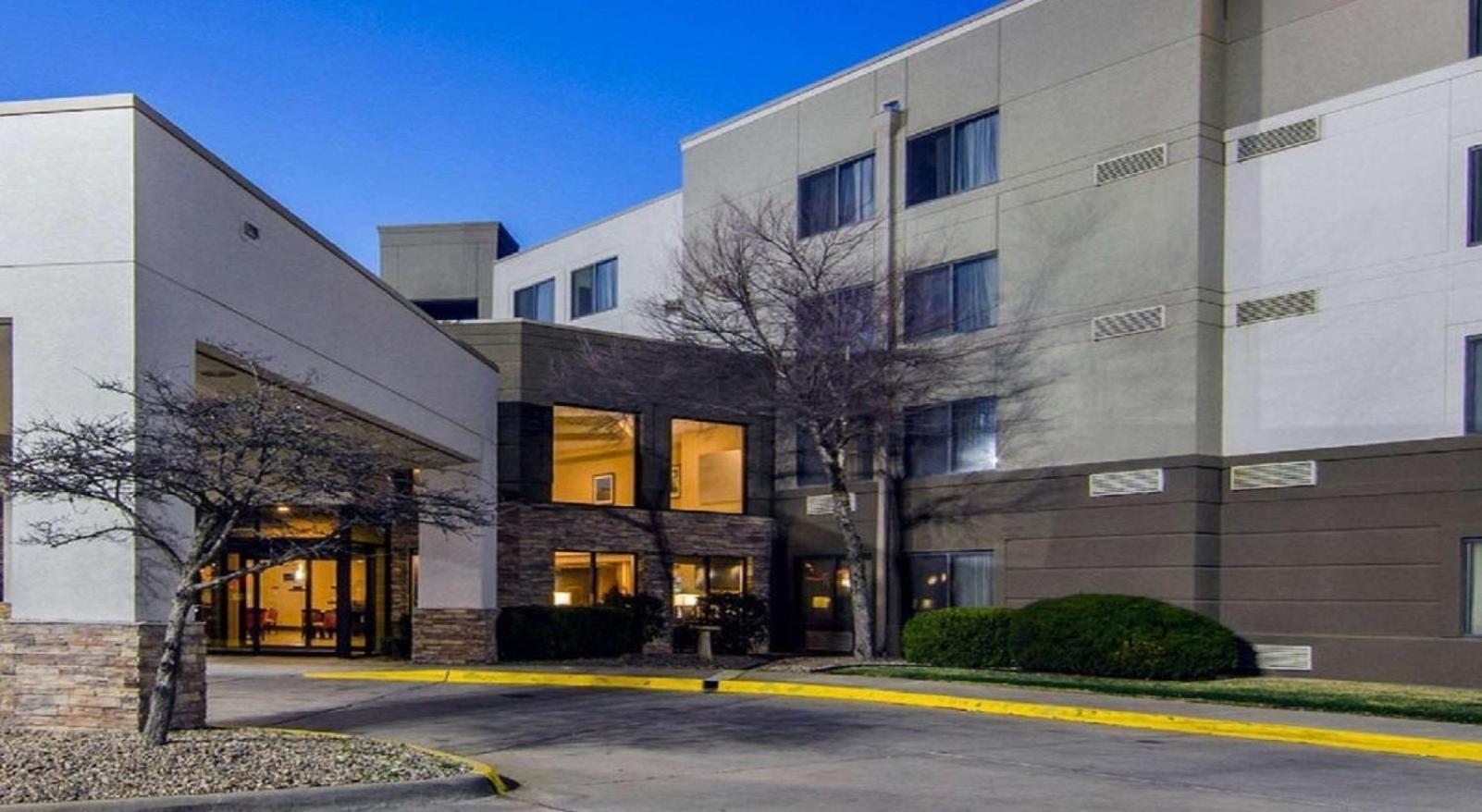 Conference Inn And Suites Wichita Exterior photo